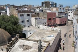 Image du Maroc Professionnelle de  En 1942 les cendres de Sidi Maarouf ont été transférées du centre ville du cimetière Bou Afia (Sidi Belyout) au cœur de la nouvelle Médina, sur la colline qui domine le Boulevard El Fida où a été édifié le sanctuaire du saint Sidi Maarouf à Derb Sultane à Casablanca au milieu de la cité des aveugles, Vendredi 10 Juillet 2009. (Photo / Abdeljalil Bounhar)